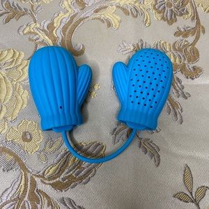 Mitten tea infuser